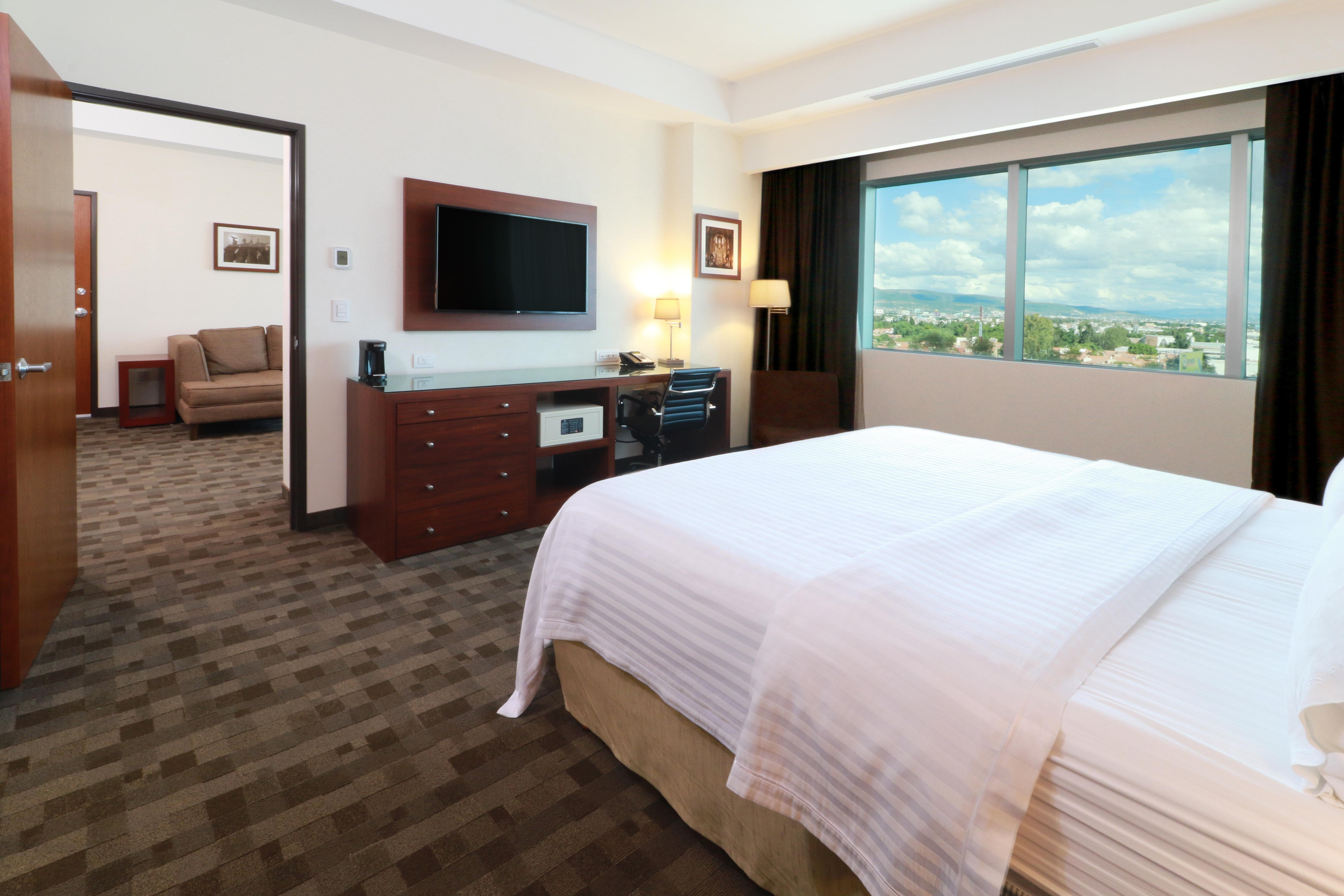 Holiday Inn & Suites Plaza Mayor By Ihg Leon Ngoại thất bức ảnh