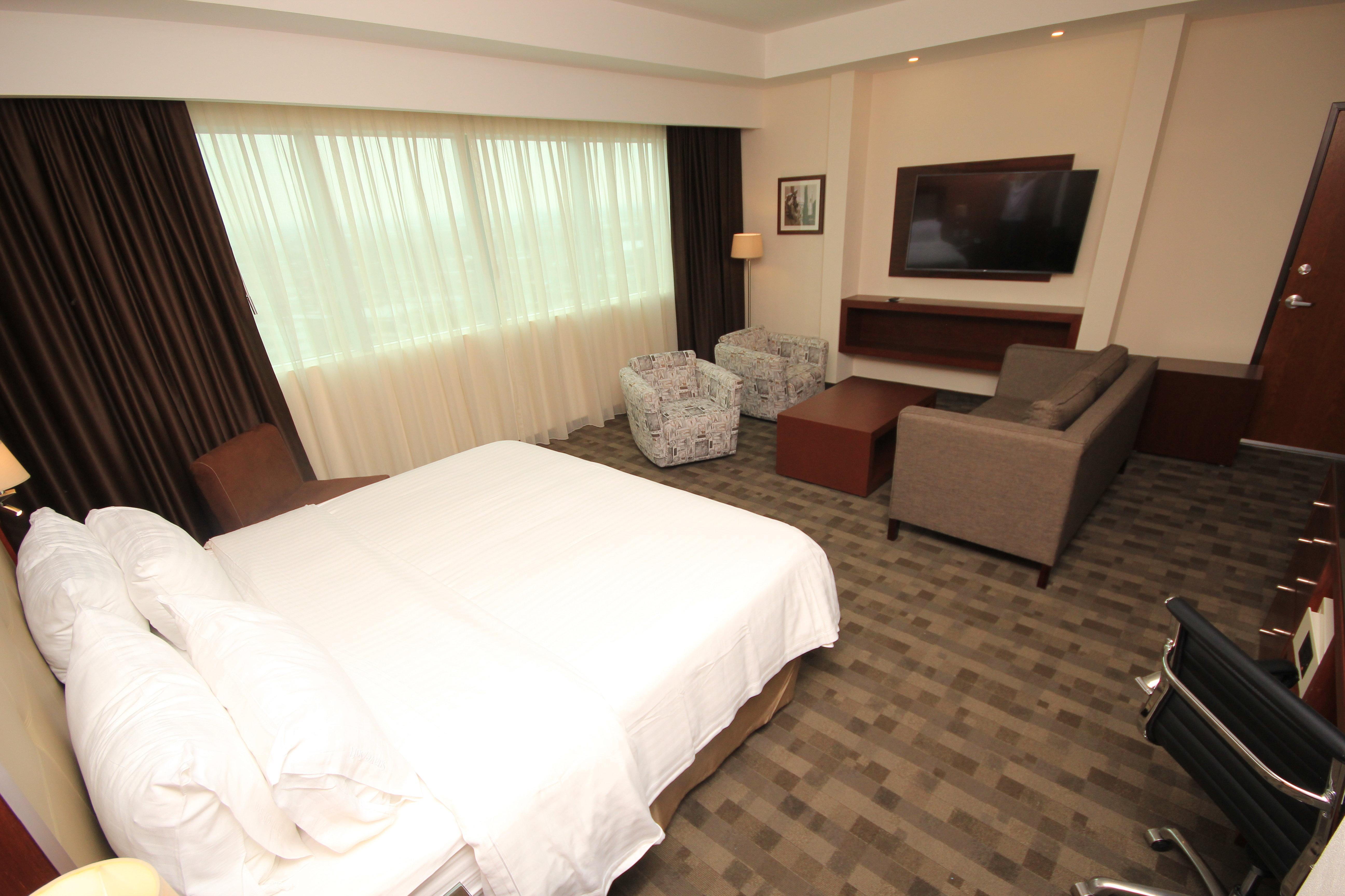 Holiday Inn & Suites Plaza Mayor By Ihg Leon Ngoại thất bức ảnh