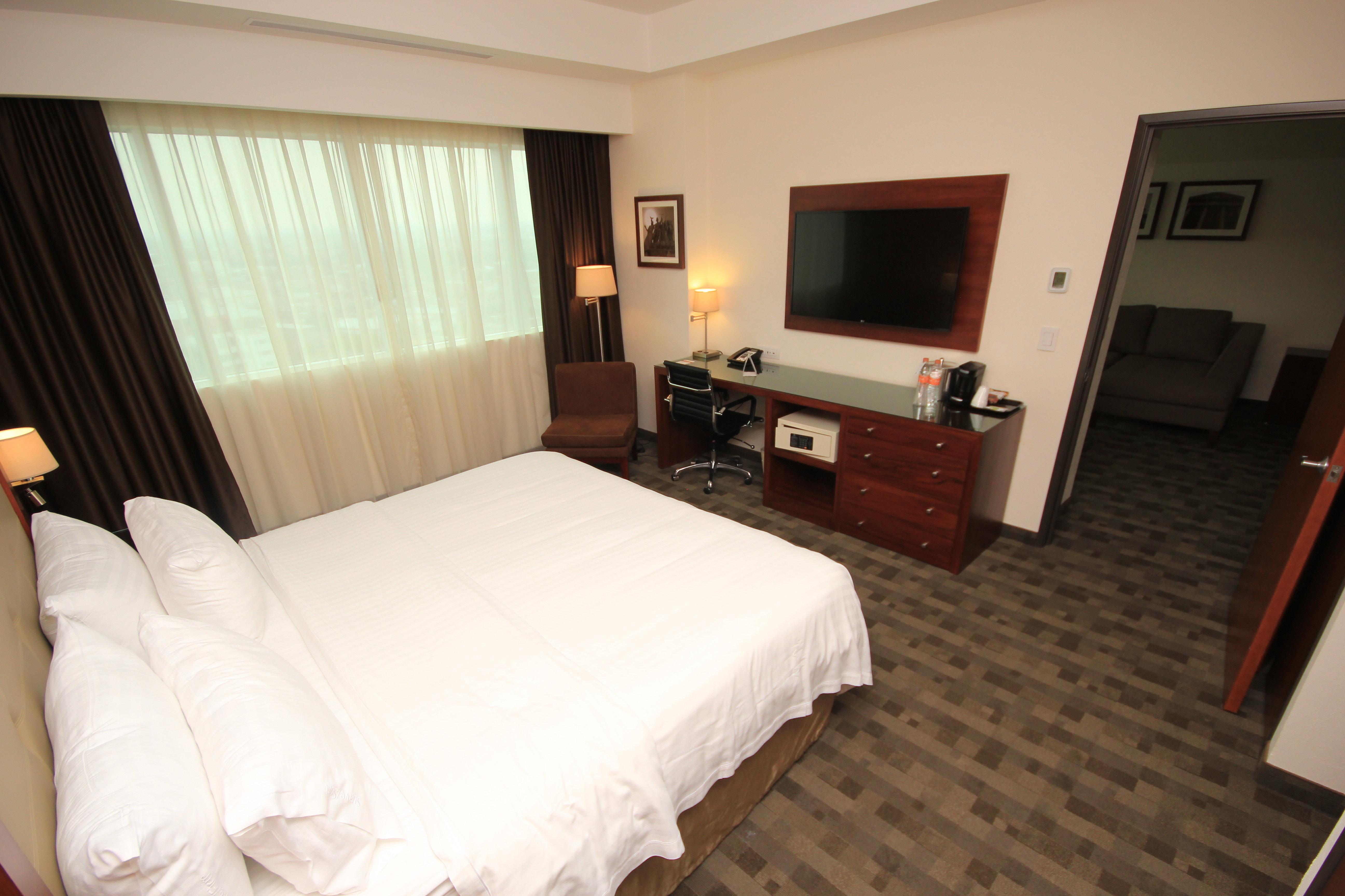 Holiday Inn & Suites Plaza Mayor By Ihg Leon Ngoại thất bức ảnh